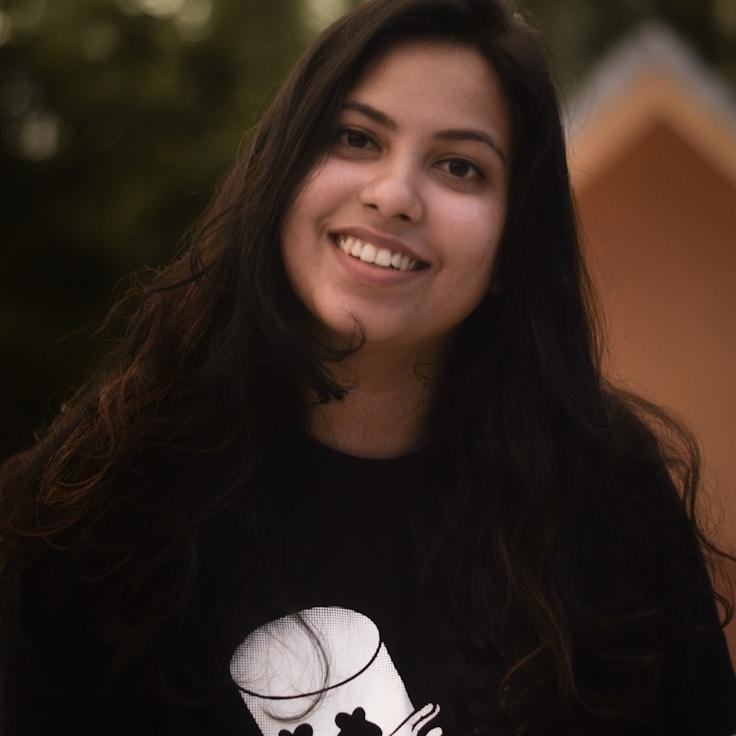 Jordan Kim, Client Relations Director, discussing corporate gifting strategy with business clients